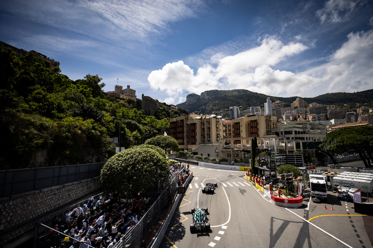 GP MONACO, Lewis Hamilton (GBR) Mercedes AMG F1 W12 davanti a Sebastian Vettel (GER) Aston Martin F1 Team AMR21.
23.05.2021. Formula 1 World Championship, Rd 5, Monaco Grand Prix, Monte Carlo, Monaco, Gara Day.
- www.xpbimages.com, EMail: requests@xpbimages.com © Copyright: Bearne / XPB Images