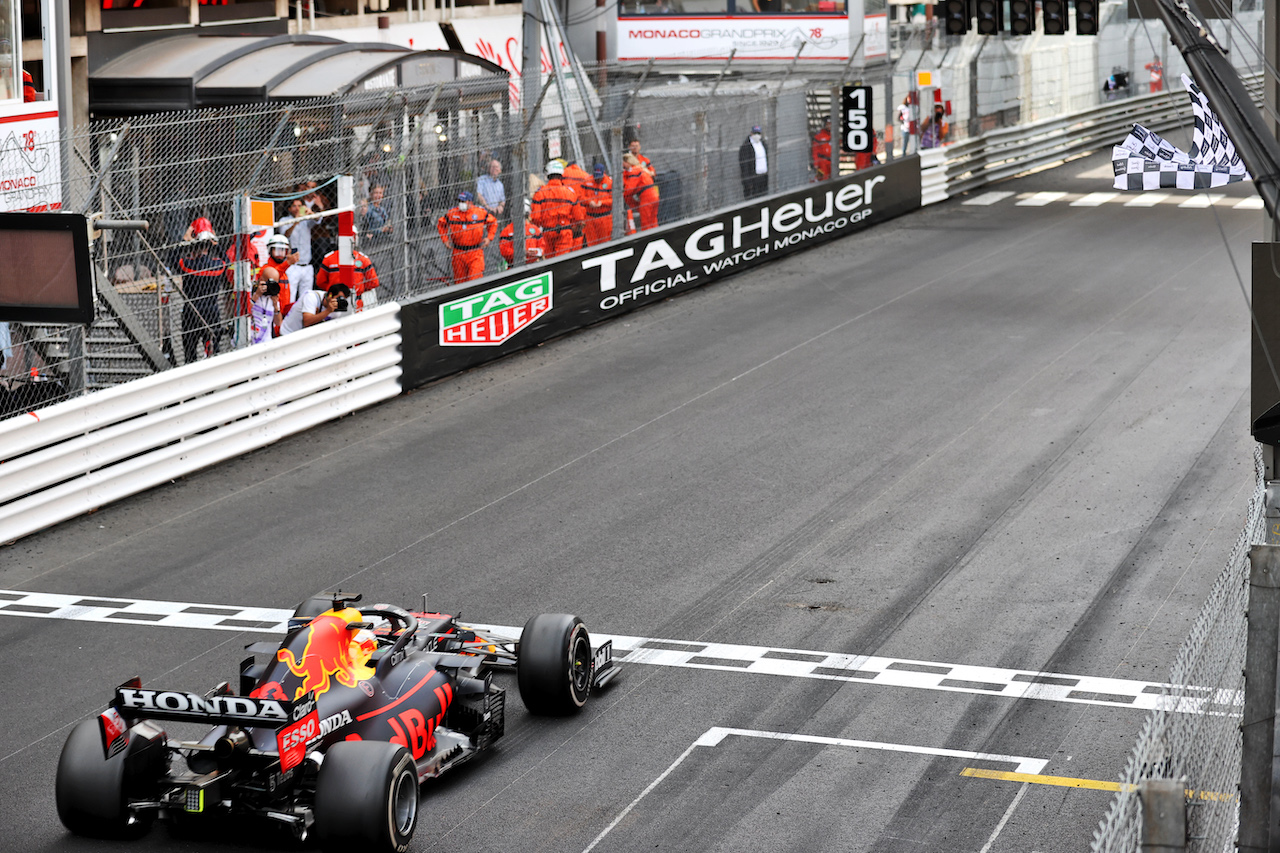 GP MONACO, Gara winner Max Verstappen (NLD) Red Bull Racing RB16B takes the chequered flag at the end of the race.
23.05.2021. Formula 1 World Championship, Rd 5, Monaco Grand Prix, Monte Carlo, Monaco, Gara Day.
- www.xpbimages.com, EMail: requests@xpbimages.com © Copyright: Batchelor / XPB Images