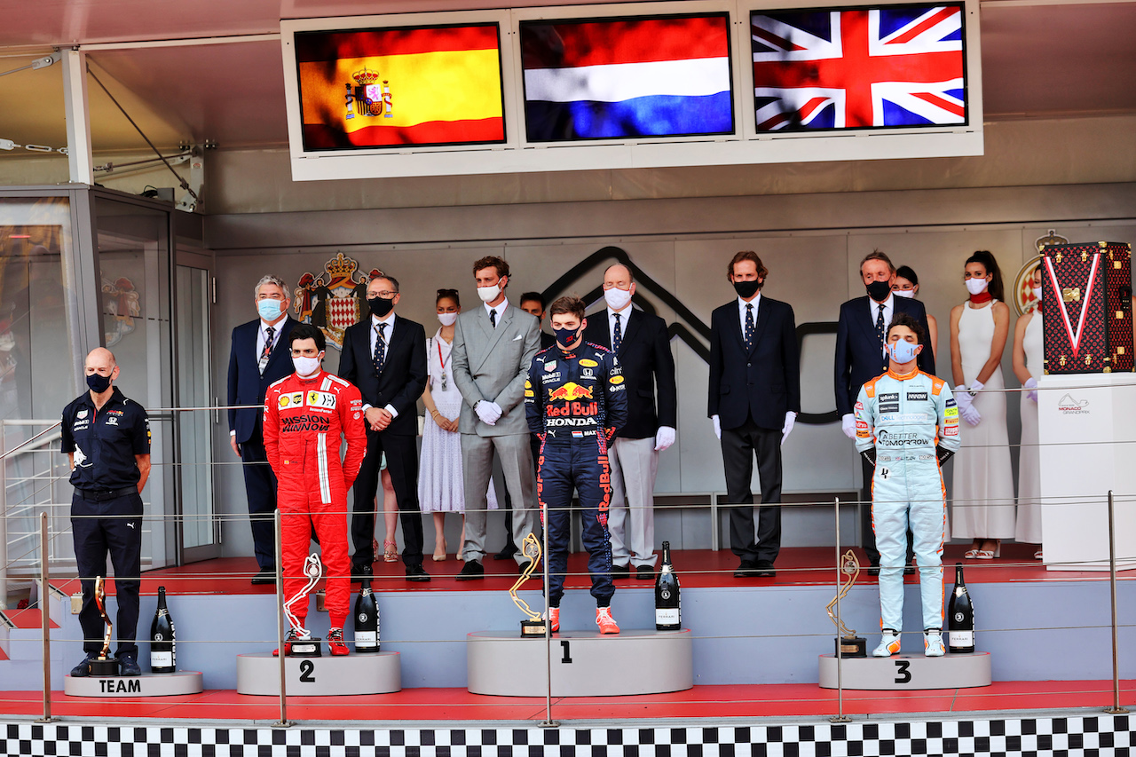 GP MONACO, The podium (L to R): Adrian Newey (GBR) Red Bull Racing Chief Technical Officer; Carlos Sainz Jr (ESP) Ferrari, second; Max Verstappen (NLD) Red Bull Racing, vincitore; Lando Norris (GBR) McLaren third.
23.05.2021. Formula 1 World Championship, Rd 5, Monaco Grand Prix, Monte Carlo, Monaco, Gara Day.
- www.xpbimages.com, EMail: requests@xpbimages.com © Copyright: Batchelor / XPB Images