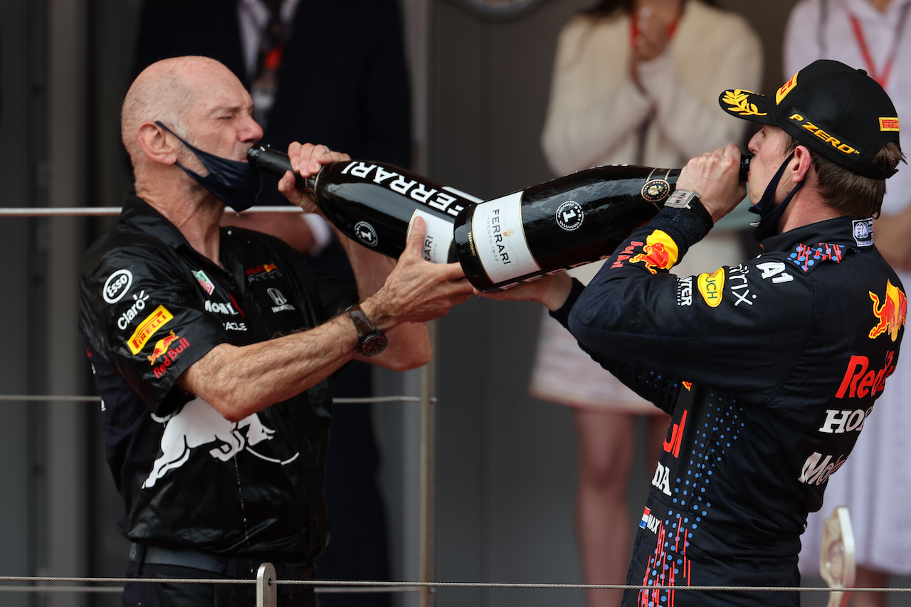 GP MONACO, Adrian Newey (GBR) Red Bull Racing Chief Technical Officer with 1st place Max Verstappen (NLD) Red Bull Racing RB16B.
23.05.2021. Formula 1 World Championship, Rd 5, Monaco Grand Prix, Monte Carlo, Monaco, Gara Day.
- www.xpbimages.com, EMail: requests@xpbimages.com ¬© Copyright: Batchelor / XPB Images