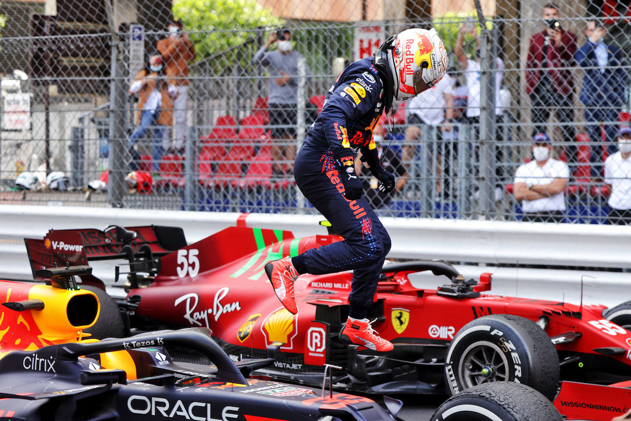 GP MONACO, Gara winner Max Verstappen (NLD) Red Bull Racing RB16B celebrates in parc ferme.
23.05.2021. Formula 1 World Championship, Rd 5, Monaco Grand Prix, Monte Carlo, Monaco, Gara Day.
- www.xpbimages.com, EMail: requests@xpbimages.com © Copyright: Bearne / XPB Images