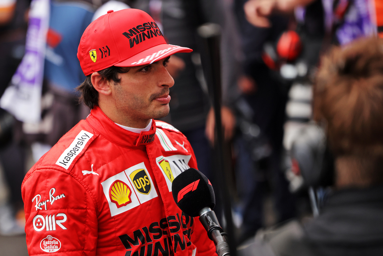 GP MONACO, Third placed Carlos Sainz Jr (ESP) Ferrari in parc ferme.
23.05.2021. Formula 1 World Championship, Rd 5, Monaco Grand Prix, Monte Carlo, Monaco, Gara Day.
- www.xpbimages.com, EMail: requests@xpbimages.com © Copyright: Bearne / XPB Images