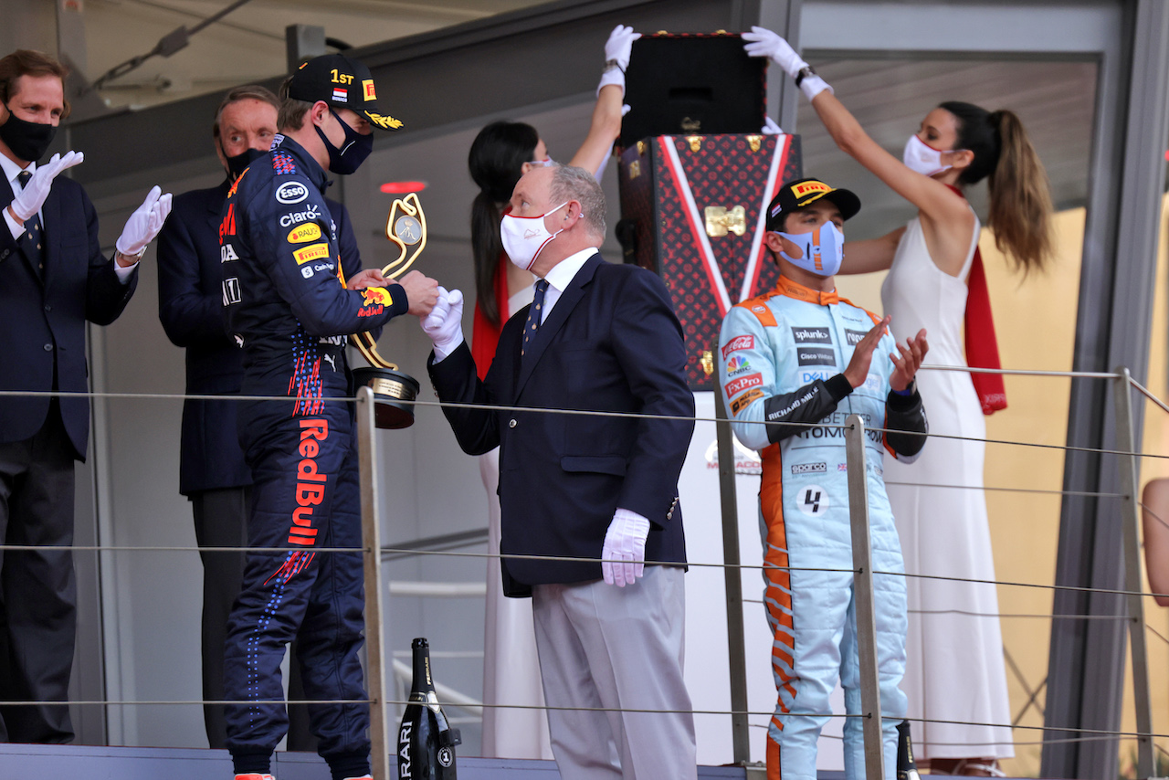 GP MONACO, Gara winner Max Verstappen (NLD) Red Bull Racing on the podium with HSH Prince Albert of Monaco (MON).
23.05.2021. Formula 1 World Championship, Rd 5, Monaco Grand Prix, Monte Carlo, Monaco, Gara Day.
- www.xpbimages.com, EMail: requests@xpbimages.com © Copyright: Bearne / XPB Images