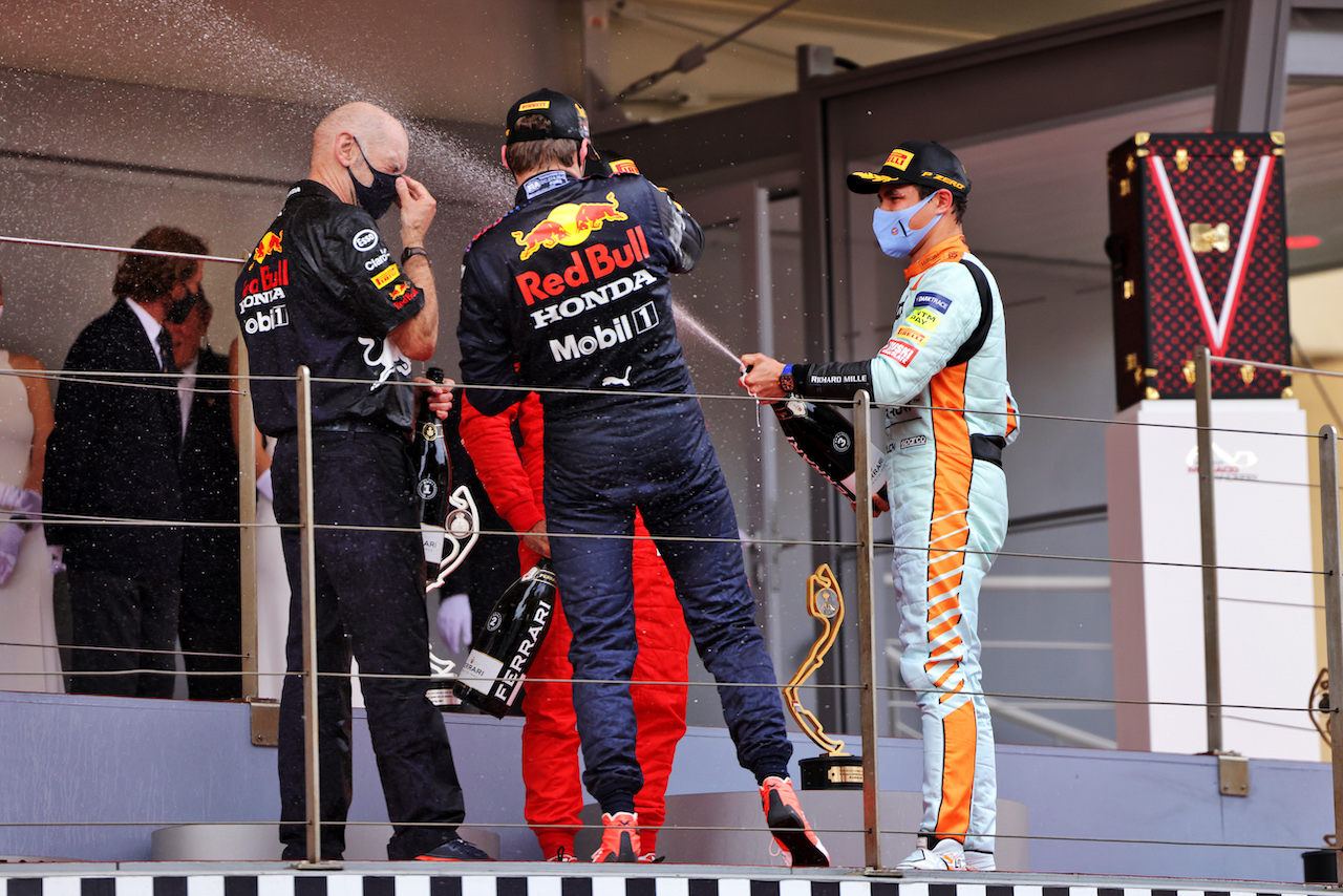 GP MONACO, (L to R): Adrian Newey (GBR) Red Bull Racing Chief Technical Officer celebrates on the podium with vincitore Max Verstappen (NLD) Red Bull Racing e Lando Norris (GBR) McLaren.
23.05.2021. Formula 1 World Championship, Rd 5, Monaco Grand Prix, Monte Carlo, Monaco, Gara Day.
- www.xpbimages.com, EMail: requests@xpbimages.com © Copyright: Bearne / XPB Images