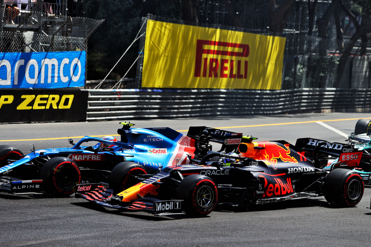 GP MONACO, Esteban Ocon (FRA) Alpine F1 Team A521 e Sergio Perez (MEX) Red Bull Racing RB16B at the partenza of the race.
23.05.2021. Formula 1 World Championship, Rd 5, Monaco Grand Prix, Monte Carlo, Monaco, Gara Day.
- www.xpbimages.com, EMail: requests@xpbimages.com © Copyright: Moy / XPB Images