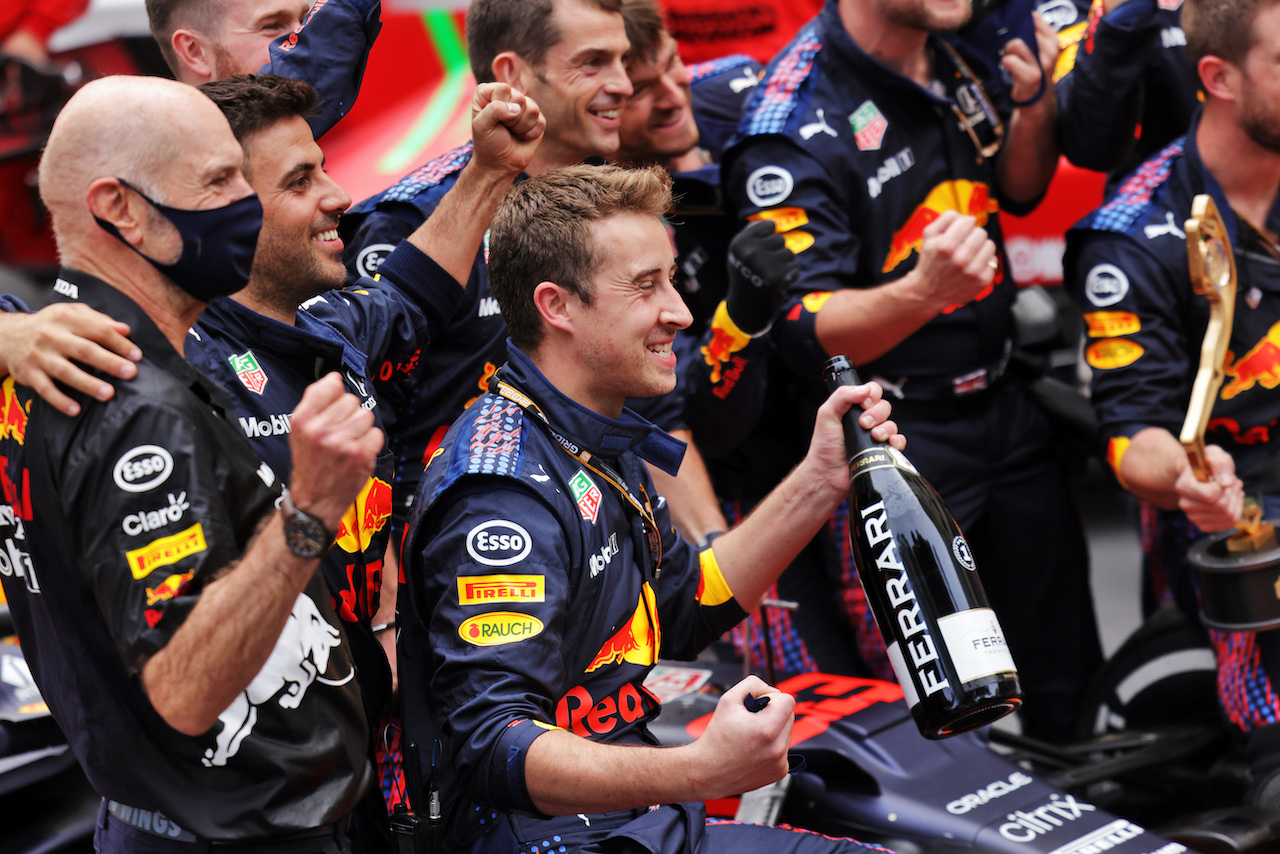 GP MONACO, Red Bull Racing celebrate victory for Max Verstappen (NLD).
23.05.2021. Formula 1 World Championship, Rd 5, Monaco Grand Prix, Monte Carlo, Monaco, Gara Day.
- www.xpbimages.com, EMail: requests@xpbimages.com © Copyright: Bearne / XPB Images