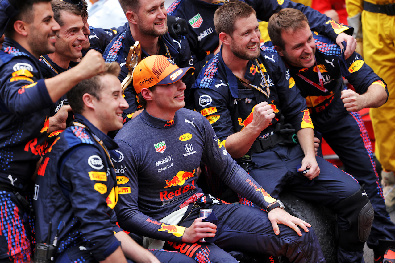 GP MONACO, Gara winner Max Verstappen (NLD) Red Bull Racing celebrates with the team.
23.05.2021. Formula 1 World Championship, Rd 5, Monaco Grand Prix, Monte Carlo, Monaco, Gara Day.
- www.xpbimages.com, EMail: requests@xpbimages.com © Copyright: Bearne / XPB Images