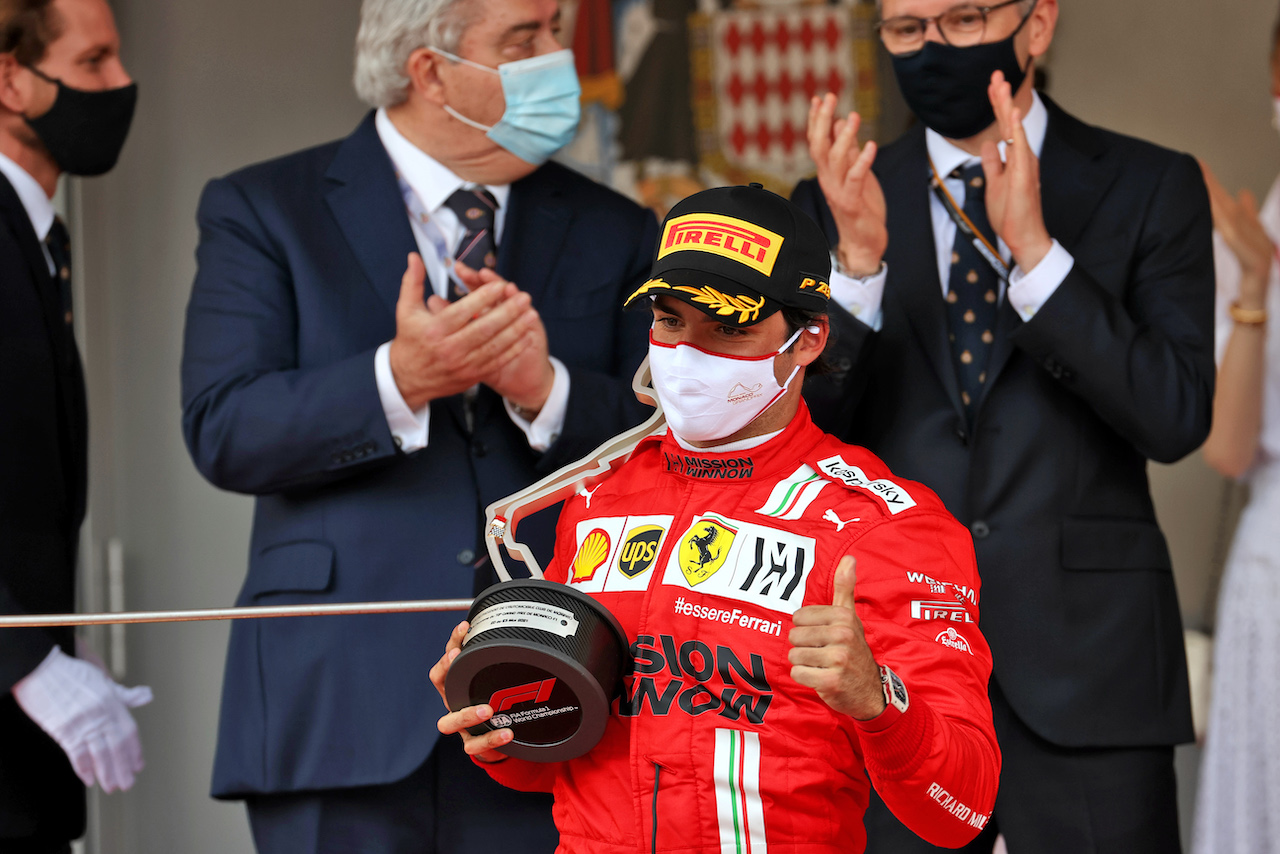 GP MONACO, Carlos Sainz Jr (ESP) Ferrari celebrates his second position on the podium.
23.05.2021. Formula 1 World Championship, Rd 5, Monaco Grand Prix, Monte Carlo, Monaco, Gara Day.
- www.xpbimages.com, EMail: requests@xpbimages.com © Copyright: Batchelor / XPB Images