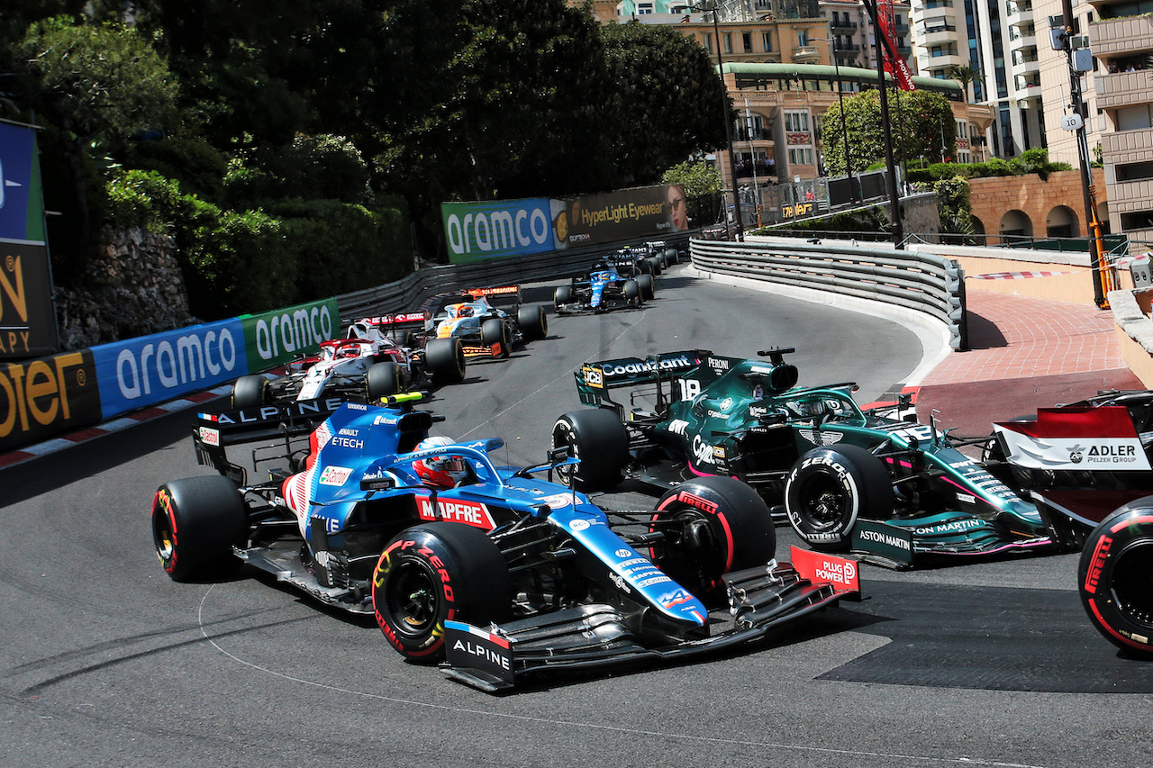 GP MONACO, Esteban Ocon (FRA) Alpine F1 Team A521 e Lance Stroll (CDN) Aston Martin F1 Team AMR21 at the partenza of the race.
23.05.2021. Formula 1 World Championship, Rd 5, Monaco Grand Prix, Monte Carlo, Monaco, Gara Day.
- www.xpbimages.com, EMail: requests@xpbimages.com © Copyright: XPB Images