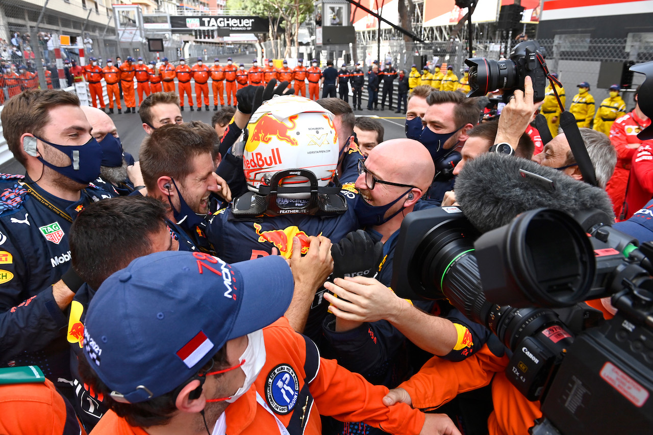 GP MONACO, Gara winner Max Verstappen (NLD) Red Bull Racing celebrates with the team in parc ferme.
23.05.2021. Formula 1 World Championship, Rd 5, Monaco Grand Prix, Monte Carlo, Monaco, Gara Day.
- www.xpbimages.com, EMail: requests@xpbimages.com © Copyright: FIA Pool Image for Editorial Use Only