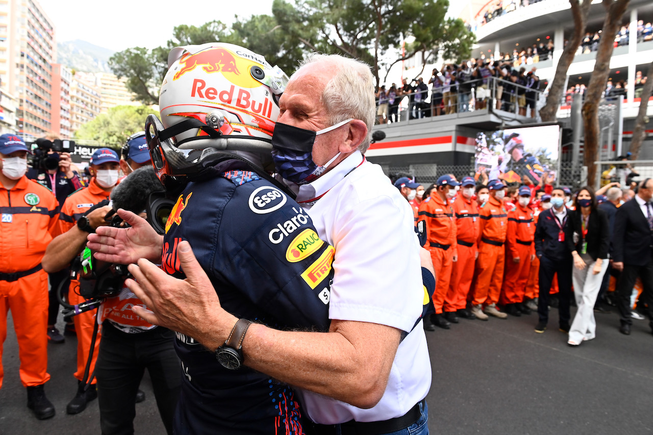 GP MONACO, (L to R): Gara winner Max Verstappen (NLD) Red Bull Racing celebrates in parc ferme with Dr Helmut Marko (AUT) Red Bull Motorsport Consultant.
23.05.2021. Formula 1 World Championship, Rd 5, Monaco Grand Prix, Monte Carlo, Monaco, Gara Day.
- www.xpbimages.com, EMail: requests@xpbimages.com © Copyright: FIA Pool Image for Editorial Use Only