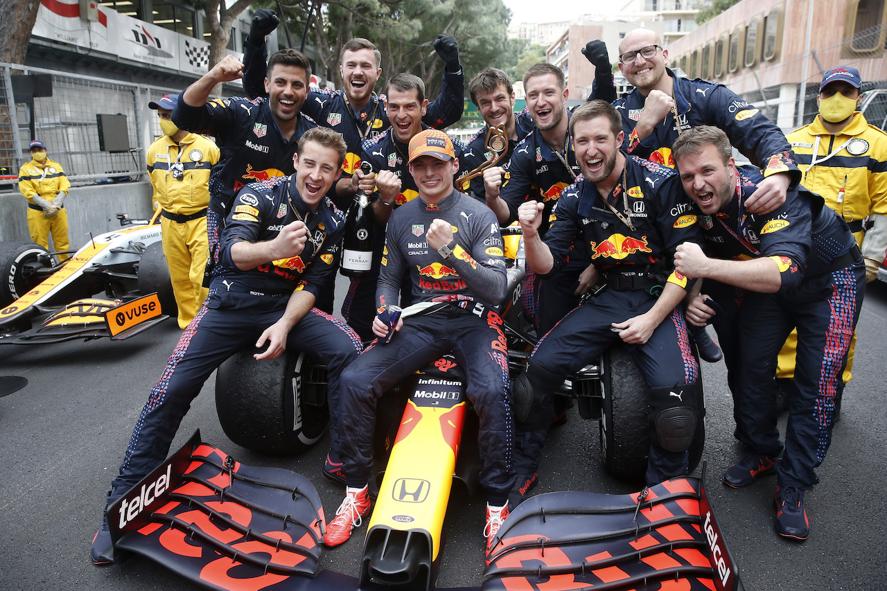 GP MONACO, Gara winner Max Verstappen (NLD) Red Bull Racing RB16B celebrates with the team in parc ferme.
23.05.2021. Formula 1 World Championship, Rd 5, Monaco Grand Prix, Monte Carlo, Monaco, Gara Day.
- www.xpbimages.com, EMail: requests@xpbimages.com © Copyright: FIA Pool Image for Editorial Use Only