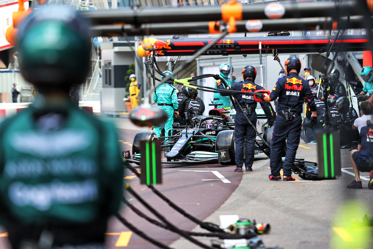 GP MONACO, Lewis Hamilton (GBR) Mercedes AMG F1 W12 makes a pit stop.
23.05.2021. Formula 1 World Championship, Rd 5, Monaco Grand Prix, Monte Carlo, Monaco, Gara Day.
- www.xpbimages.com, EMail: requests@xpbimages.com © Copyright: Charniaux / XPB Images