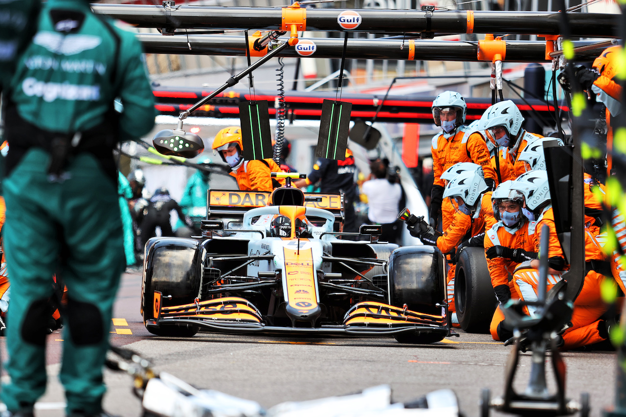 GP MONACO, Lando Norris (GBR) McLaren MCL35M makes a pit stop.
23.05.2021. Formula 1 World Championship, Rd 5, Monaco Grand Prix, Monte Carlo, Monaco, Gara Day.
- www.xpbimages.com, EMail: requests@xpbimages.com © Copyright: Charniaux / XPB Images