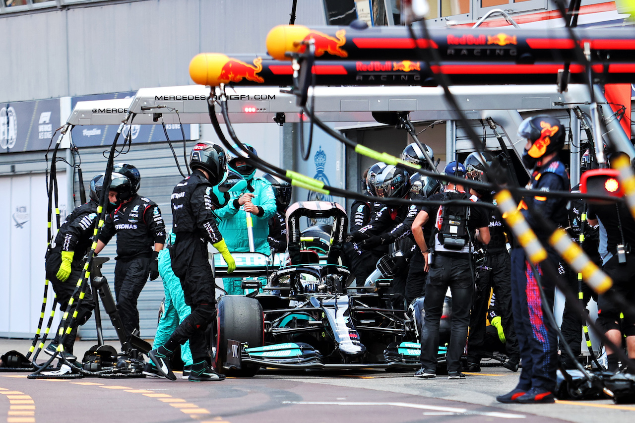 GP MONACO, Valtteri Bottas (FIN) Mercedes AMG F1 W12 makes a failed pit stop that ended his race.
23.05.2021. Formula 1 World Championship, Rd 5, Monaco Grand Prix, Monte Carlo, Monaco, Gara Day.
- www.xpbimages.com, EMail: requests@xpbimages.com © Copyright: Charniaux / XPB Images