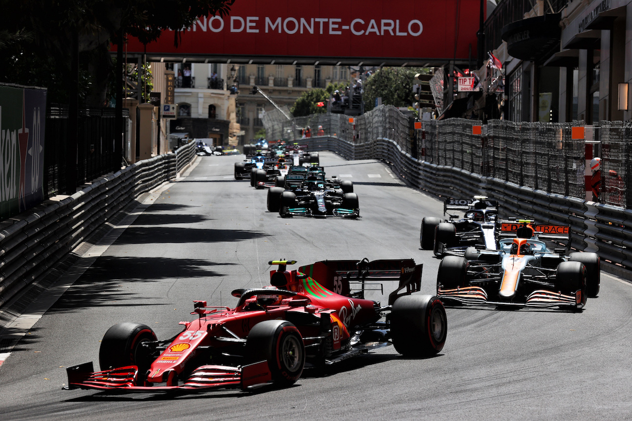 GP MONACO, Carlos Sainz Jr (ESP) Ferrari SF-21.
23.05.2021. Formula 1 World Championship, Rd 5, Monaco Grand Prix, Monte Carlo, Monaco, Gara Day.
- www.xpbimages.com, EMail: requests@xpbimages.com © Copyright: Batchelor / XPB Images