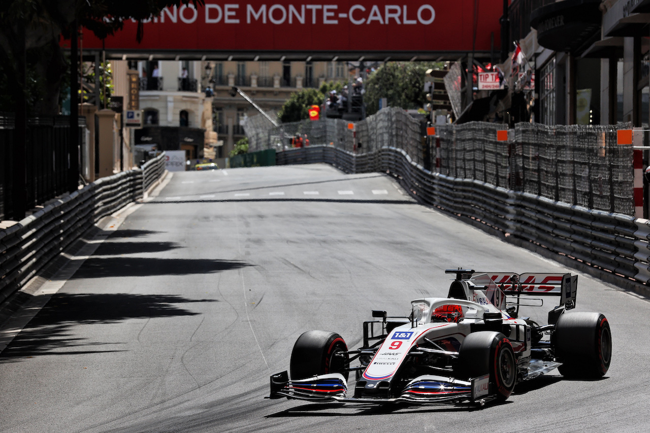 GP MONACO, Nikita Mazepin (RUS) Haas F1 Team VF-21.
23.05.2021. Formula 1 World Championship, Rd 5, Monaco Grand Prix, Monte Carlo, Monaco, Gara Day.
- www.xpbimages.com, EMail: requests@xpbimages.com © Copyright: Batchelor / XPB Images