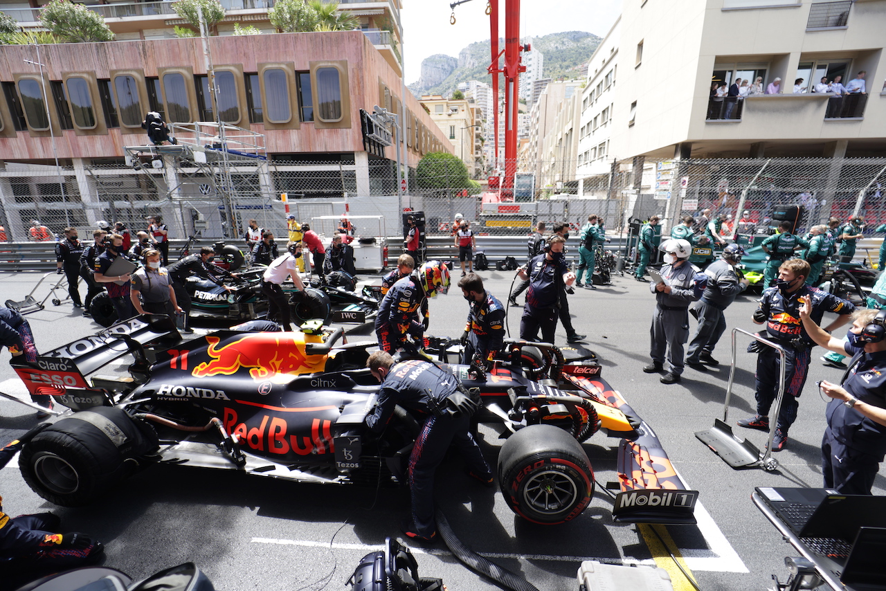 GP MONACO, Sergio Perez (MEX) Red Bull Racing RB16B on the grid.
23.05.2021. Formula 1 World Championship, Rd 5, Monaco Grand Prix, Monte Carlo, Monaco, Gara Day.
- www.xpbimages.com, EMail: requests@xpbimages.com © Copyright: Bearne / XPB Images