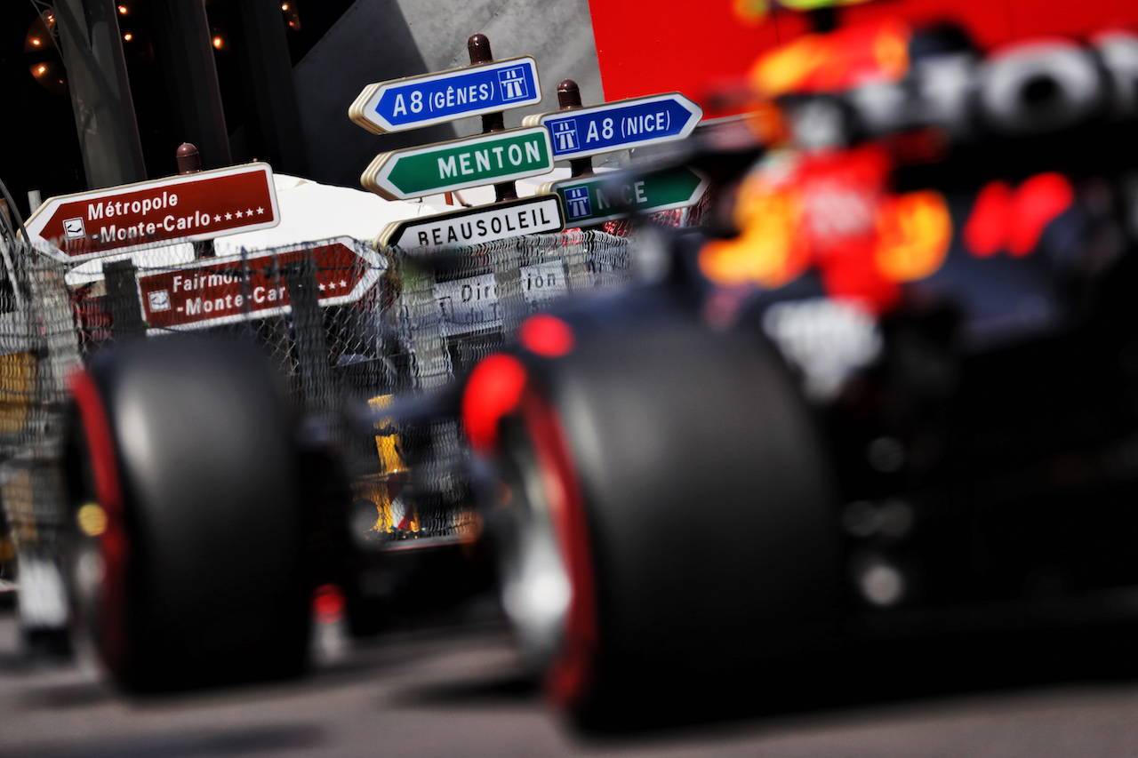 GP MONACO, Sergio Perez (MEX) Red Bull Racing RB16B.
23.05.2021. Formula 1 World Championship, Rd 5, Monaco Grand Prix, Monte Carlo, Monaco, Gara Day.
- www.xpbimages.com, EMail: requests@xpbimages.com © Copyright: Batchelor / XPB Images