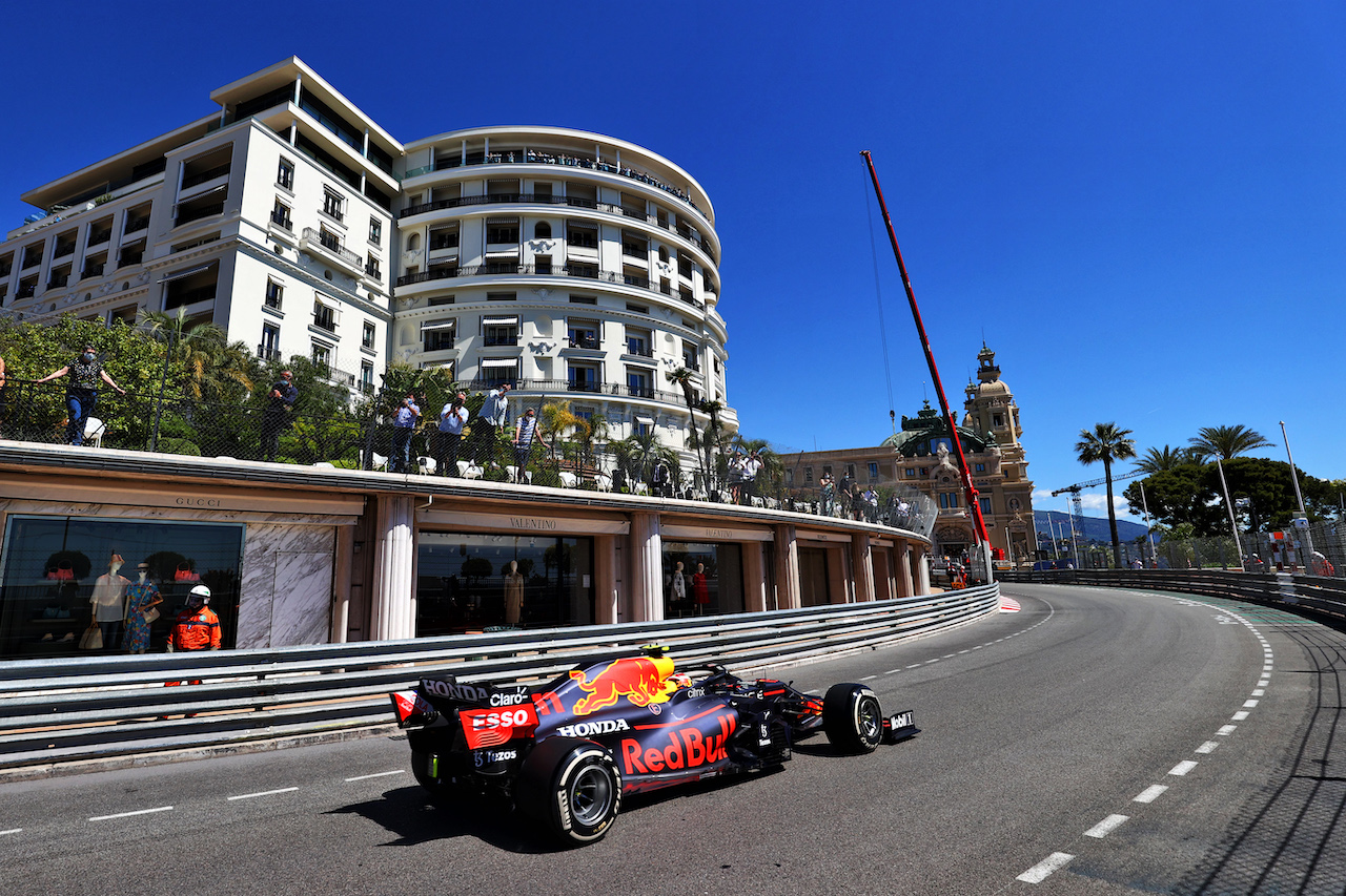 GP MONACO, Sergio Perez (MEX) Red Bull Racing RB16B.
20.05.2021. Formula 1 World Championship, Rd 5, Monaco Grand Prix, Monte Carlo, Monaco, Practice Day.
- www.xpbimages.com, EMail: requests@xpbimages.com © Copyright: Moy / XPB Images