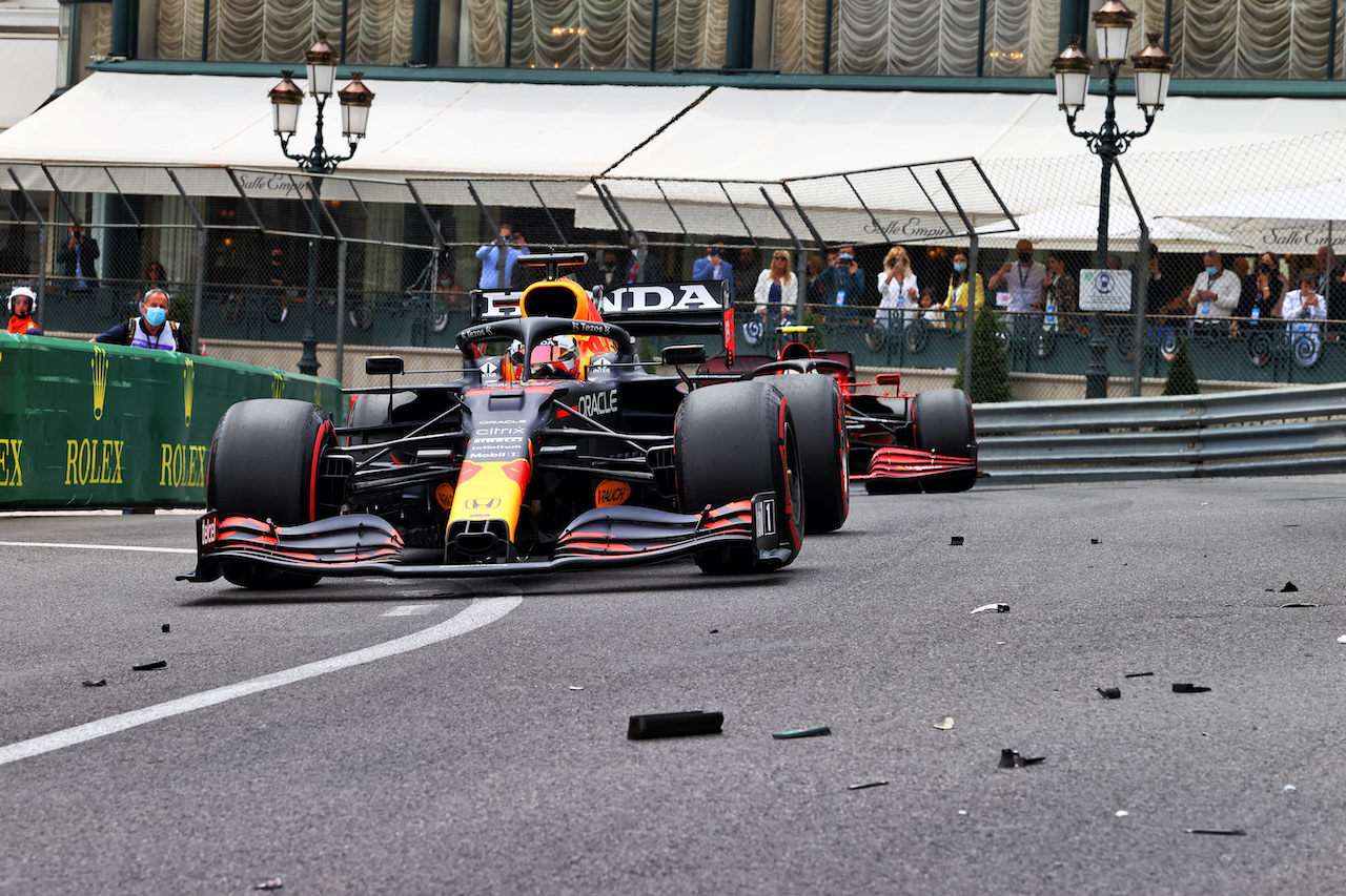 GP MONACO, Max Verstappen (NLD) Red Bull Racing RB16B passes debris of Mick Schumacher (GER) Haas VF-21.
22.05.2021. Formula 1 World Championship, Rd 5, Monaco Grand Prix, Monte Carlo, Monaco, Qualifiche Day.
- www.xpbimages.com, EMail: requests@xpbimages.com © Copyright: Moy / XPB Images