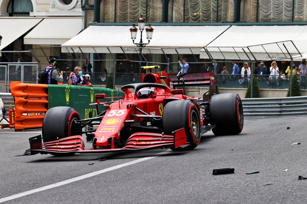 GP MONACO, Carlos Sainz Jr (ESP) Ferrari SF-21 passes debris of Mick Schumacher (GER) Haas VF-21.
22.05.2021. Formula 1 World Championship, Rd 5, Monaco Grand Prix, Monte Carlo, Monaco, Qualifiche Day.
- www.xpbimages.com, EMail: requests@xpbimages.com © Copyright: Moy / XPB Images