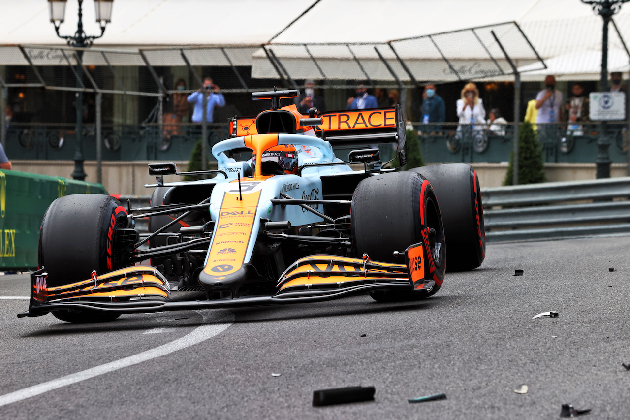 GP MONACO, Daniel Ricciardo (AUS) McLaren MCL35M passes debris of Mick Schumacher (GER) Haas VF-21.
22.05.2021. Formula 1 World Championship, Rd 5, Monaco Grand Prix, Monte Carlo, Monaco, Qualifiche Day.
- www.xpbimages.com, EMail: requests@xpbimages.com © Copyright: Moy / XPB Images