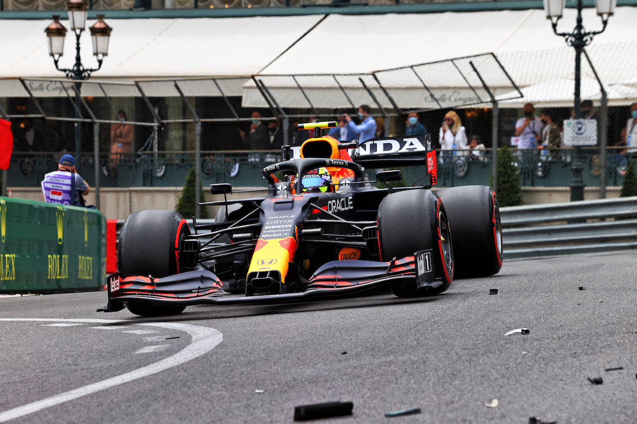 GP MONACO, Sergio Perez (MEX) Red Bull Racing RB16B passes debris of Mick Schumacher (GER) Haas VF-21.
22.05.2021. Formula 1 World Championship, Rd 5, Monaco Grand Prix, Monte Carlo, Monaco, Qualifiche Day.
- www.xpbimages.com, EMail: requests@xpbimages.com © Copyright: Moy / XPB Images