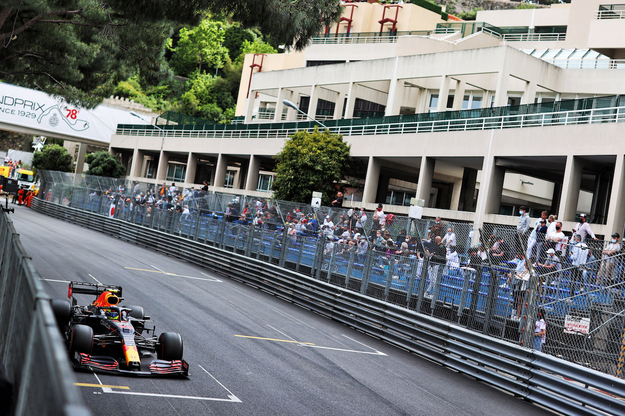 GP MONACO, Sergio Perez (MEX) Red Bull Racing RB16B.
22.05.2021. Formula 1 World Championship, Rd 5, Monaco Grand Prix, Monte Carlo, Monaco, Qualifiche Day.
- www.xpbimages.com, EMail: requests@xpbimages.com © Copyright: Charniaux / XPB Images