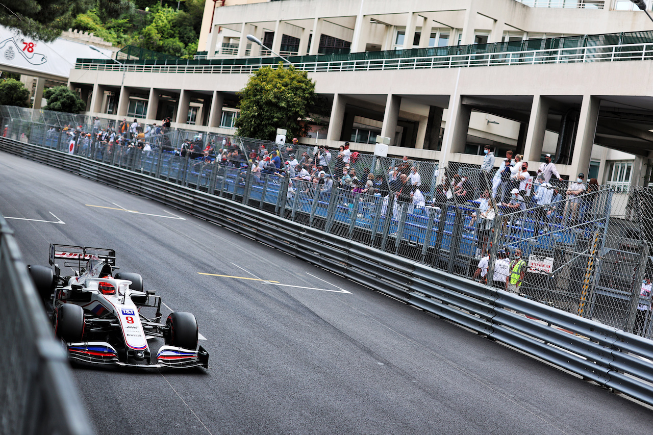 GP MONACO, Nikita Mazepin (RUS) Haas F1 Team VF-21.
22.05.2021. Formula 1 World Championship, Rd 5, Monaco Grand Prix, Monte Carlo, Monaco, Qualifiche Day.
- www.xpbimages.com, EMail: requests@xpbimages.com © Copyright: Charniaux / XPB Images