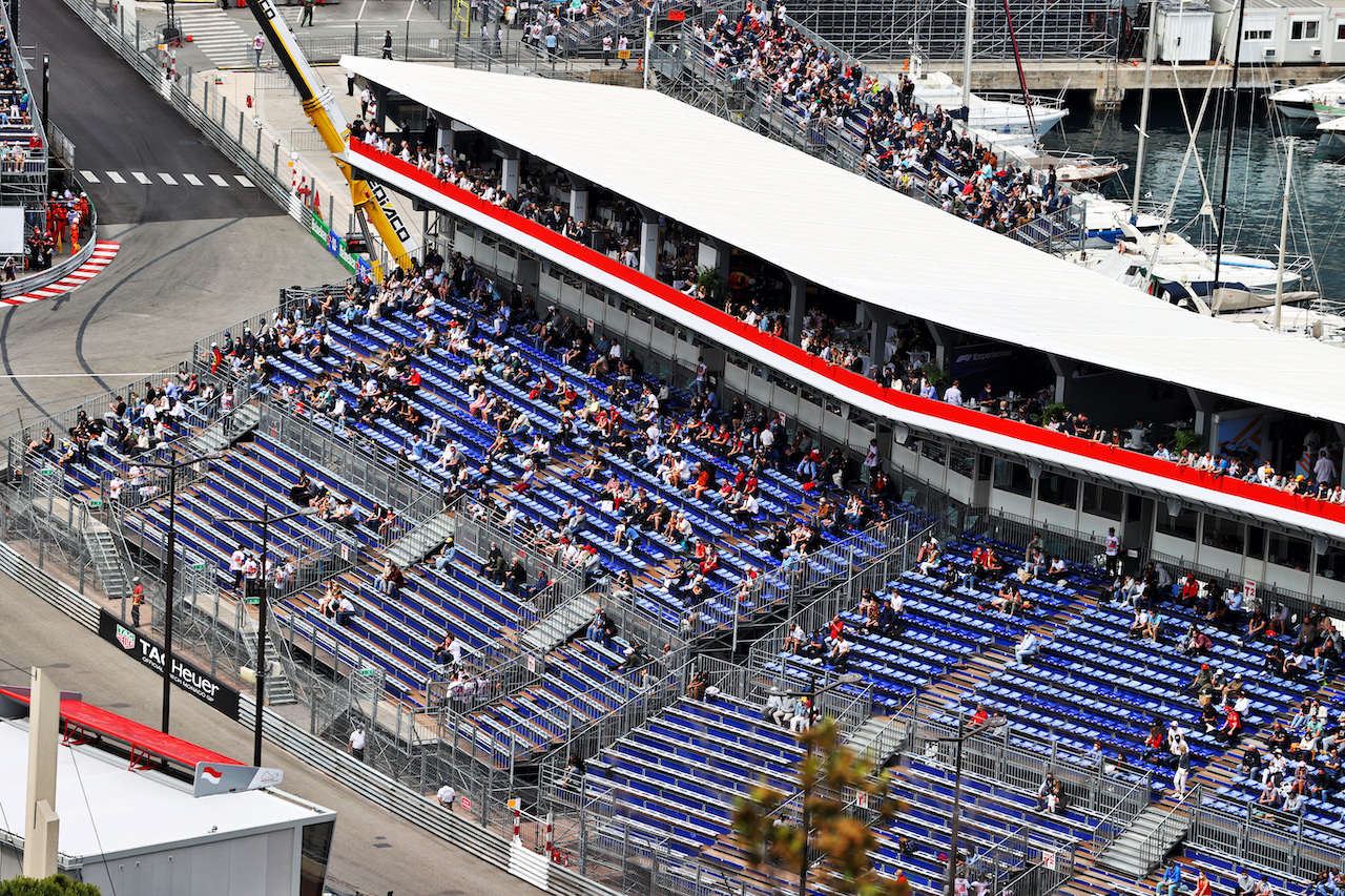 GP MONACO, Circuit Atmosfera - fans in the grandstand.
22.05.2021. Formula 1 World Championship, Rd 5, Monaco Grand Prix, Monte Carlo, Monaco, Qualifiche Day.
- www.xpbimages.com, EMail: requests@xpbimages.com © Copyright: Moy / XPB Images