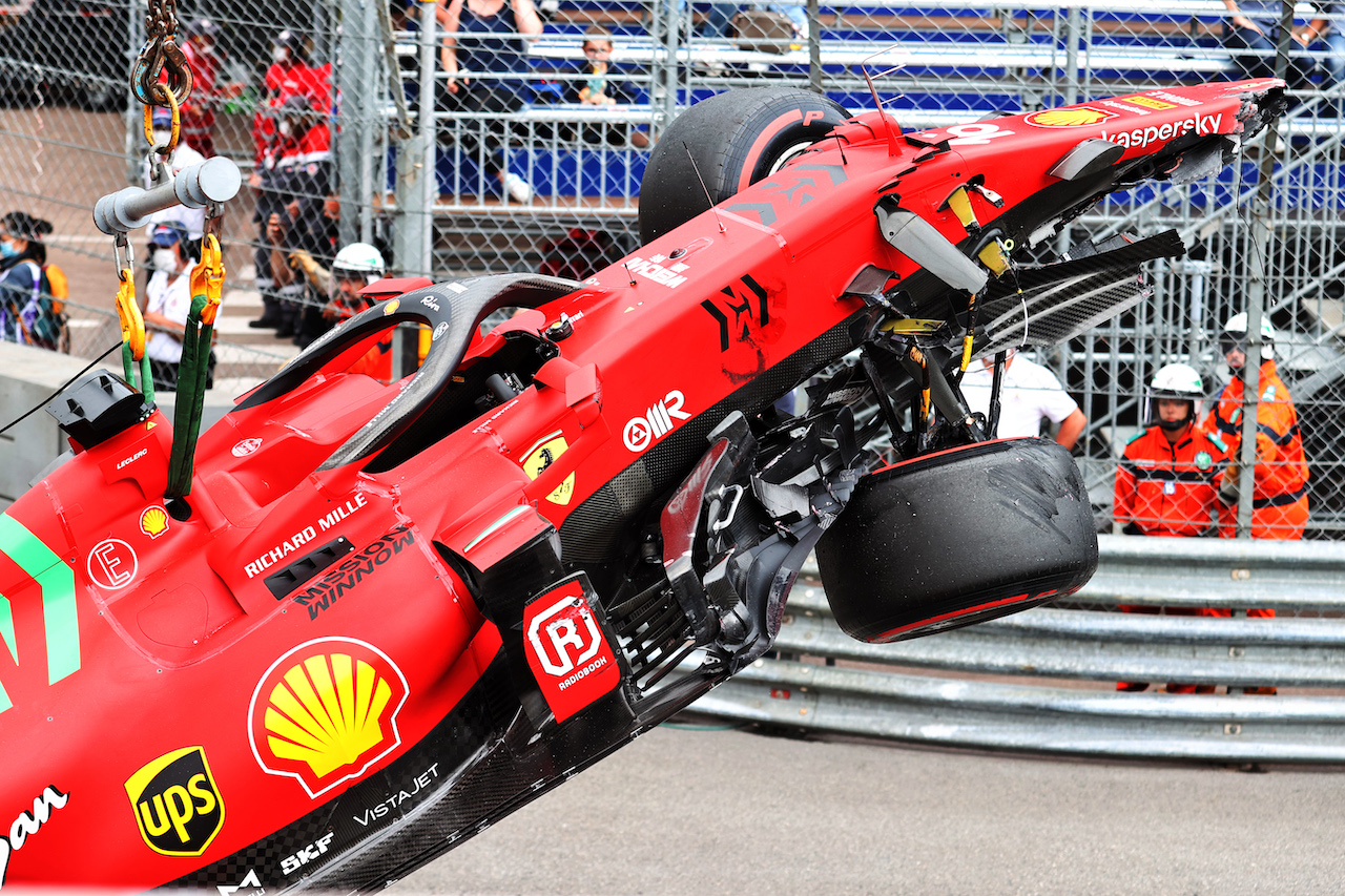 GP MONACO, The damaged Ferrari SF-21 of pole sitter Charles Leclerc (MON) Ferrari, who crashed out at the end of qualifying.
22.05.2021. Formula 1 World Championship, Rd 5, Monaco Grand Prix, Monte Carlo, Monaco, Qualifiche Day.
- www.xpbimages.com, EMail: requests@xpbimages.com © Copyright: Charniaux / XPB Images