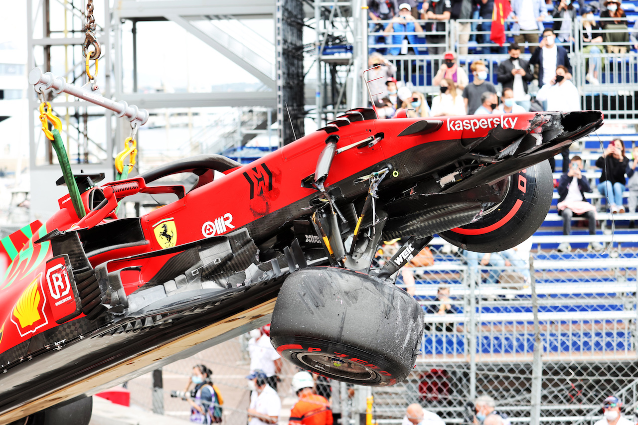 GP MONACO, The damaged Ferrari SF-21 of pole sitter Charles Leclerc (MON) Ferrari, who crashed out at the end of qualifying.
22.05.2021. Formula 1 World Championship, Rd 5, Monaco Grand Prix, Monte Carlo, Monaco, Qualifiche Day.
- www.xpbimages.com, EMail: requests@xpbimages.com © Copyright: Charniaux / XPB Images