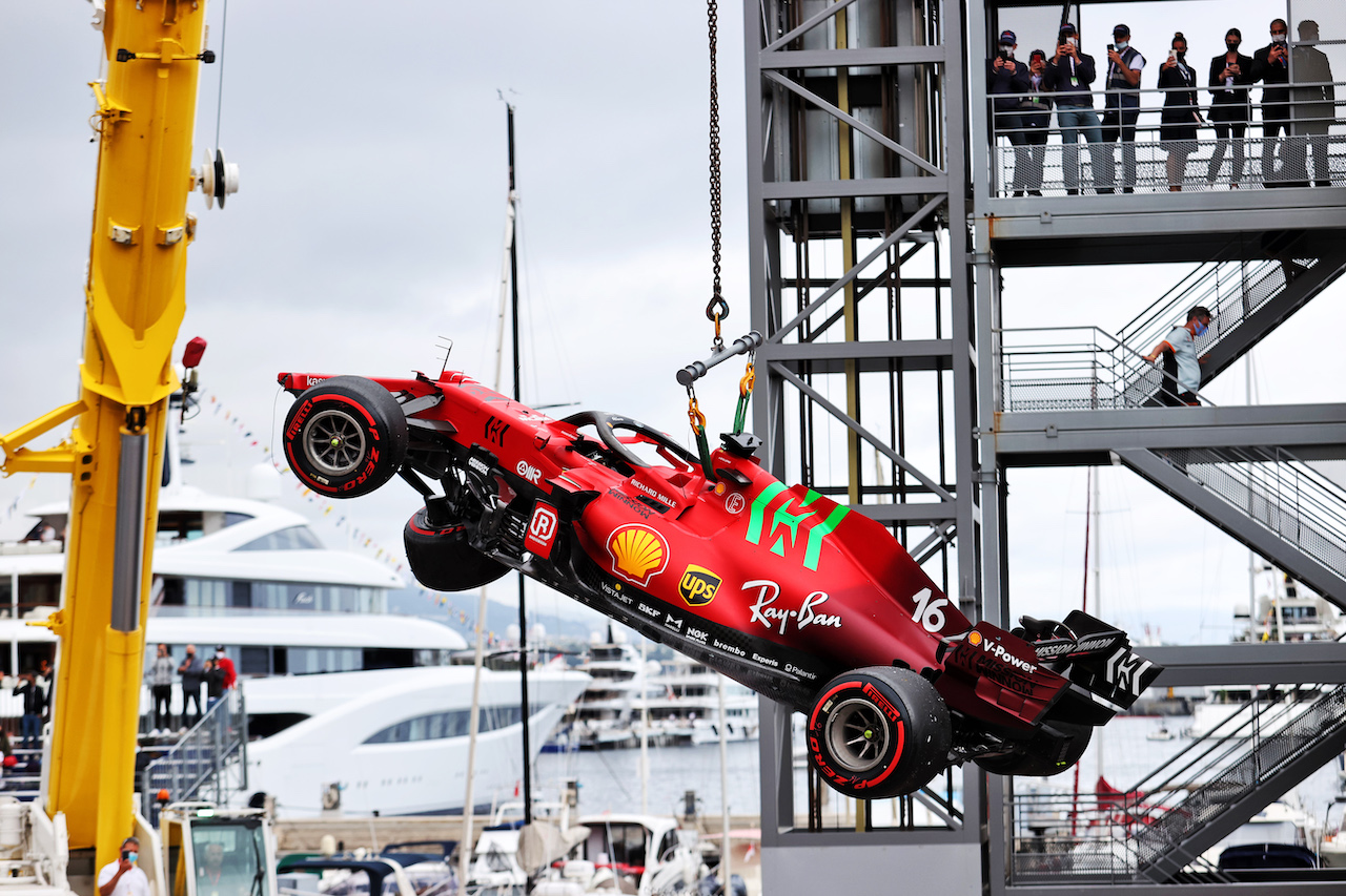 GP MONACO, The damaged Ferrari SF-21 of pole sitter Charles Leclerc (MON) Ferrari, who crashed out at the end of qualifying.
22.05.2021. Formula 1 World Championship, Rd 5, Monaco Grand Prix, Monte Carlo, Monaco, Qualifiche Day.
- www.xpbimages.com, EMail: requests@xpbimages.com © Copyright: Charniaux / XPB Images