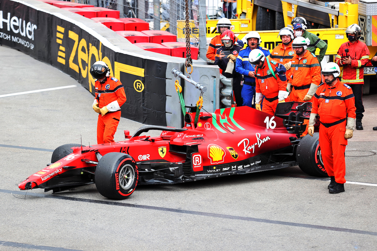 GP MONACO, The damaged Ferrari SF-21 of pole sitter Charles Leclerc (MON) Ferrari, who crashed out at the end of qualifying.
22.05.2021. Formula 1 World Championship, Rd 5, Monaco Grand Prix, Monte Carlo, Monaco, Qualifiche Day.
- www.xpbimages.com, EMail: requests@xpbimages.com © Copyright: Charniaux / XPB Images