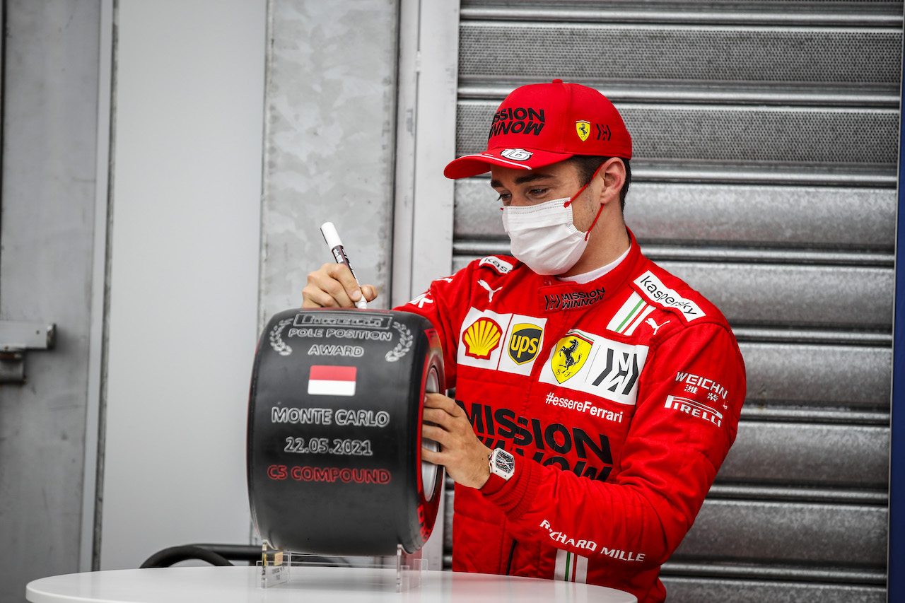 GP MONACO, Charles Leclerc (MON) Ferrari with the Pirelli Pole Position Award in qualifying parc ferme.
22.05.2021. Formula 1 World Championship, Rd 5, Monaco Grand Prix, Monte Carlo, Monaco, Qualifiche Day.
- www.xpbimages.com, EMail: requests@xpbimages.com © Copyright: FIA Pool Image for Editorial Use Only