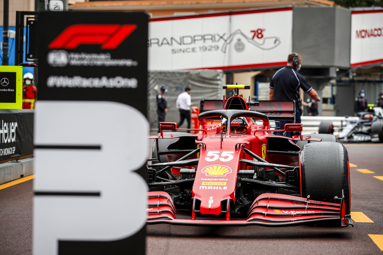 GP MONACO, Carlos Sainz Jr (ESP) Ferrari SF-21 in parc ferme.
22.05.2021. Formula 1 World Championship, Rd 5, Monaco Grand Prix, Monte Carlo, Monaco, Qualifiche Day.
- www.xpbimages.com, EMail: requests@xpbimages.com © Copyright: FIA Pool Image for Editorial Use Only