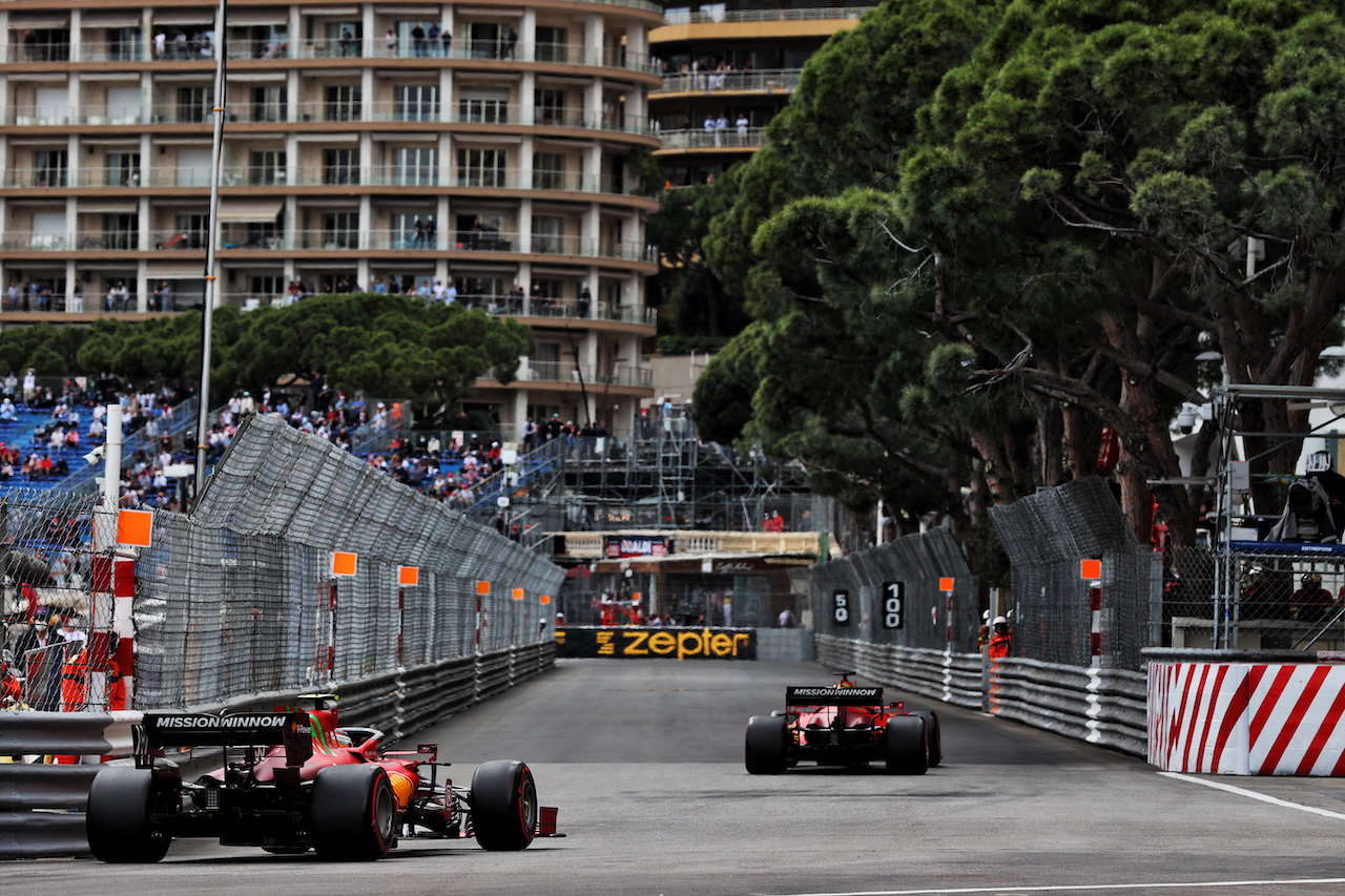 GP MONACO, Charles Leclerc (MON) Ferrari SF-21 davanti a team mate Carlos Sainz Jr (ESP) Ferrari SF-21.
22.05.2021. Formula 1 World Championship, Rd 5, Monaco Grand Prix, Monte Carlo, Monaco, Qualifiche Day.
- www.xpbimages.com, EMail: requests@xpbimages.com © Copyright: Batchelor / XPB Images