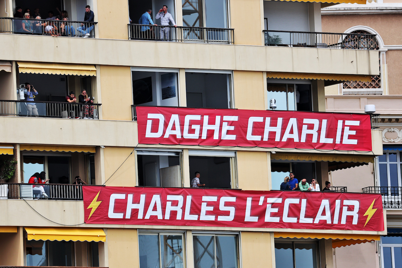 GP MONACO, Circuit Atmosfera - banners for Charles Leclerc (MON) Ferrari in the apartment balconies.
22.05.2021. Formula 1 World Championship, Rd 5, Monaco Grand Prix, Monte Carlo, Monaco, Qualifiche Day.
- www.xpbimages.com, EMail: requests@xpbimages.com © Copyright: Batchelor / XPB Images