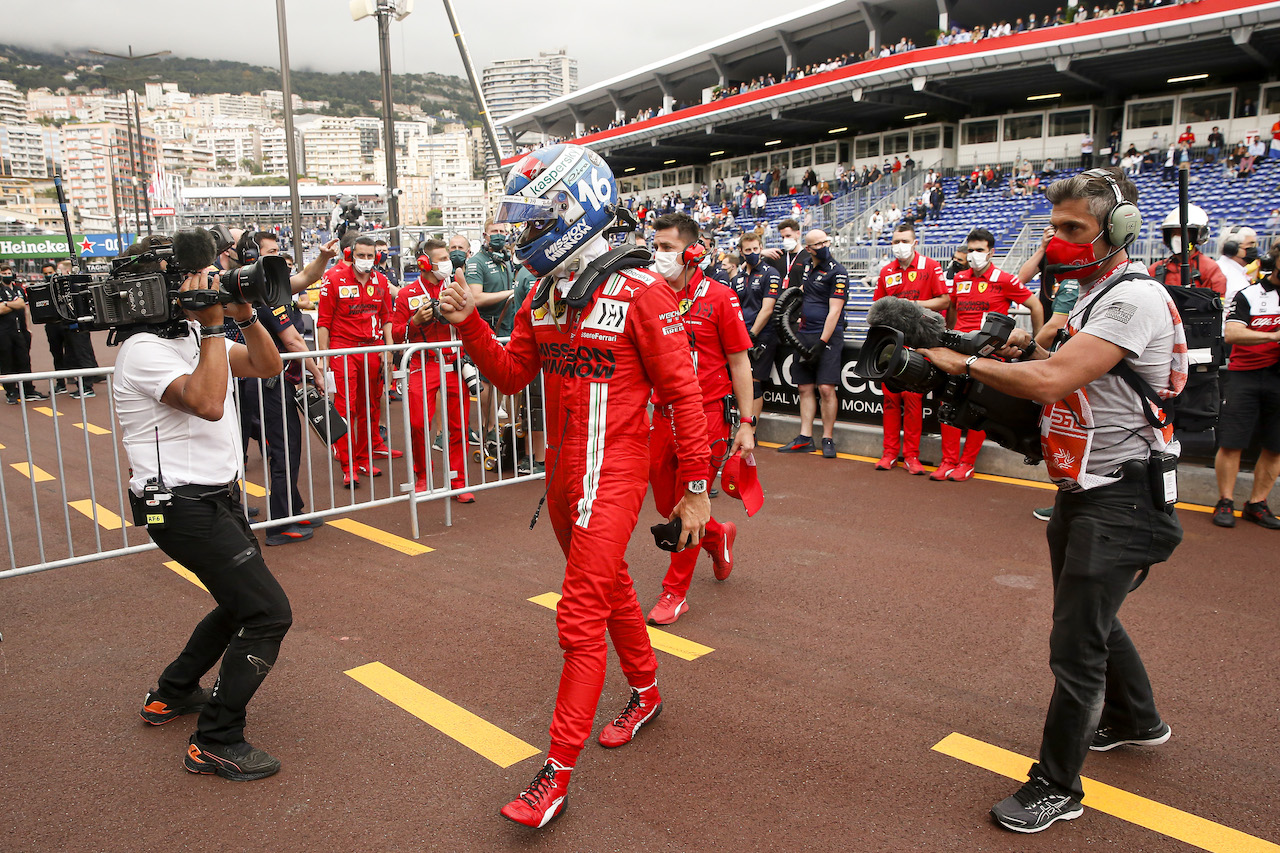 GP MONACO, Charles Leclerc (MON) Ferrari celebrates his pole position in qualifying parc ferme.
22.05.2021. Formula 1 World Championship, Rd 5, Monaco Grand Prix, Monte Carlo, Monaco, Qualifiche Day.
- www.xpbimages.com, EMail: requests@xpbimages.com © Copyright: FIA Pool Image for Editorial Use Only