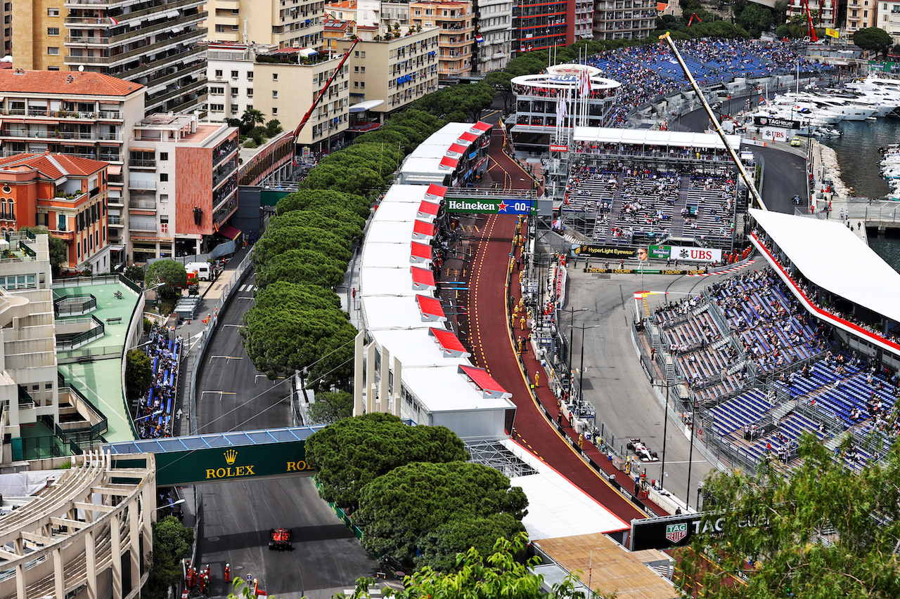 GP MONACO, Carlos Sainz Jr (ESP) Ferrari SF-21 e Kimi Raikkonen (FIN) Alfa Romeo Racing C41.
22.05.2021. Formula 1 World Championship, Rd 5, Monaco Grand Prix, Monte Carlo, Monaco, Qualifiche Day.
- www.xpbimages.com, EMail: requests@xpbimages.com © Copyright: Moy / XPB Images