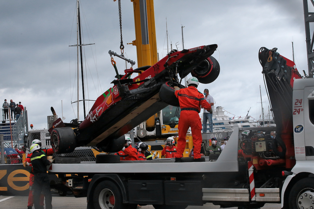 GP MONACO, The Ferrari SF-21 of Charles Leclerc (MON) after he crashed out of qualifying.
22.05.2021. Formula 1 World Championship, Rd 5, Monaco Grand Prix, Monte Carlo, Monaco, Qualifiche Day.
- www.xpbimages.com, EMail: requests@xpbimages.com © Copyright: XPB Images