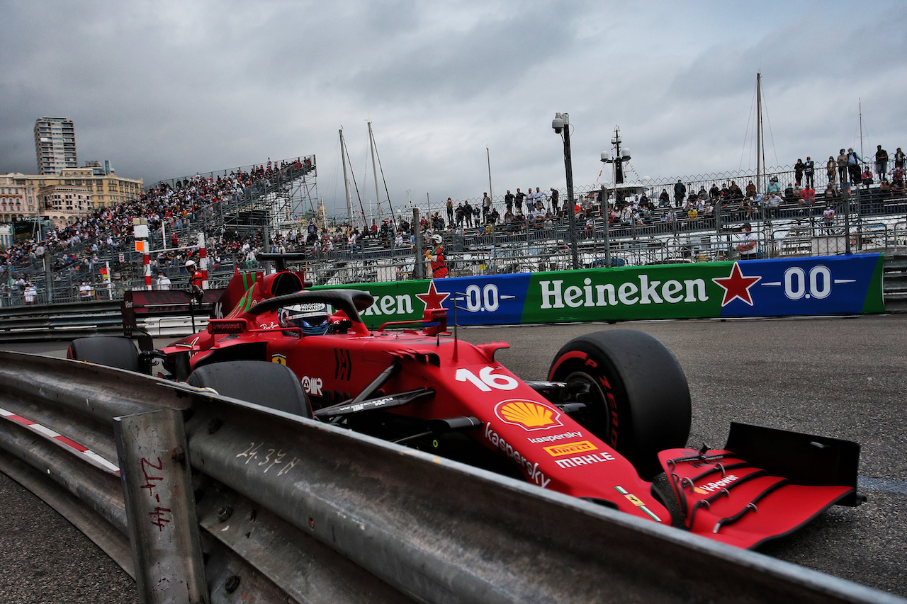 GP MONACO, Charles Leclerc (MON) Ferrari SF-21 hits the inside barrier during qualifying.
22.05.2021. Formula 1 World Championship, Rd 5, Monaco Grand Prix, Monte Carlo, Monaco, Qualifiche Day.
- www.xpbimages.com, EMail: requests@xpbimages.com © Copyright: XPB Images