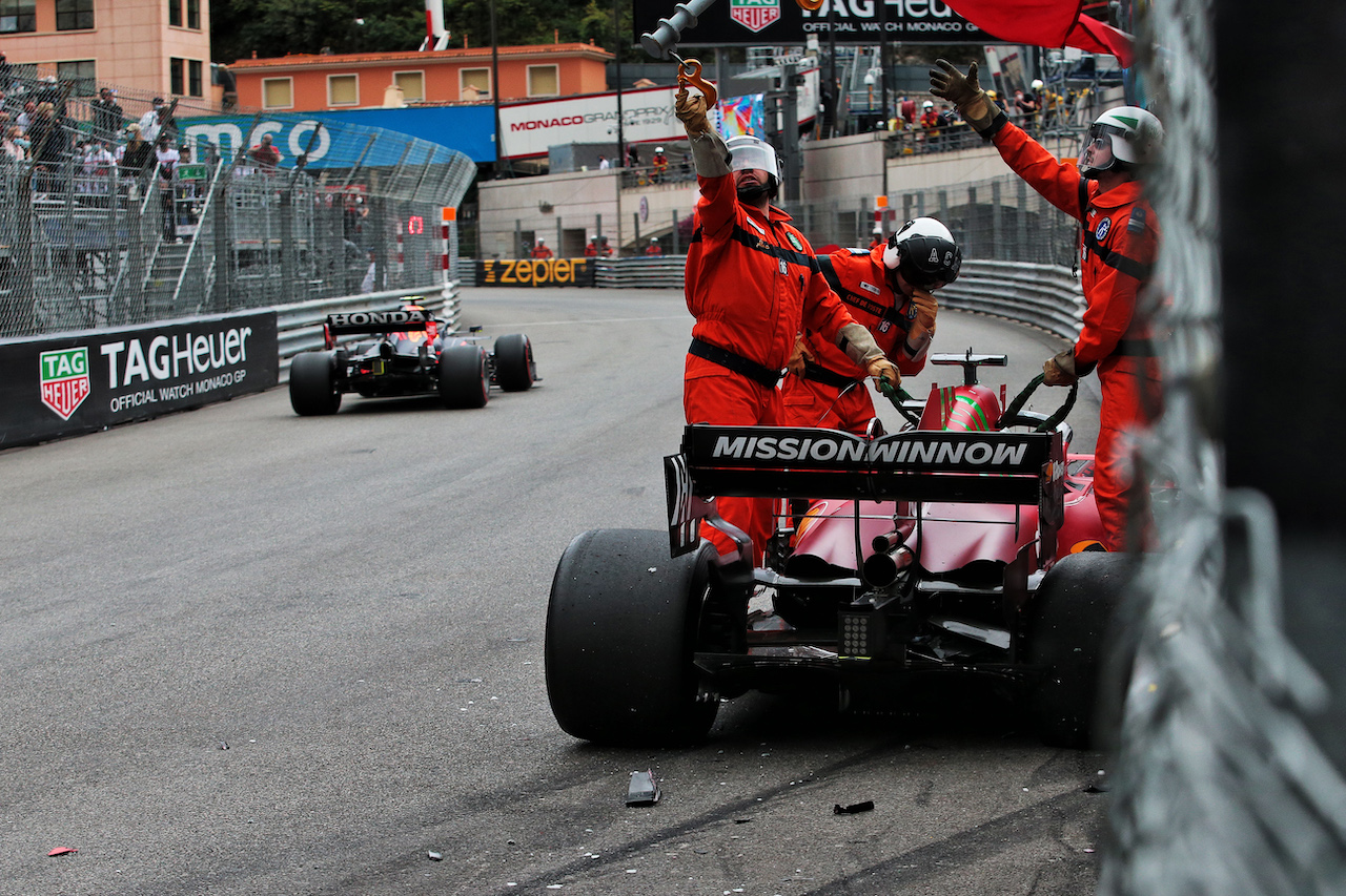 GP MONACO, The Ferrari SF-21 of Charles Leclerc (MON) is removed from the circuit after he crashed during qualifying.
22.05.2021. Formula 1 World Championship, Rd 5, Monaco Grand Prix, Monte Carlo, Monaco, Qualifiche Day.
- www.xpbimages.com, EMail: requests@xpbimages.com © Copyright: XPB Images