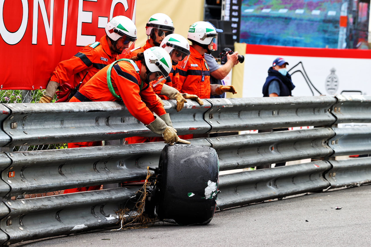 GP MONACO, Marsdhals with an errant wheel after Mick Schumacher (GER) Haas VF-21 crashed in the third practice session.
22.05.2021. Formula 1 World Championship, Rd 5, Monaco Grand Prix, Monte Carlo, Monaco, Qualifiche Day.
- www.xpbimages.com, EMail: requests@xpbimages.com © Copyright: Moy / XPB Images