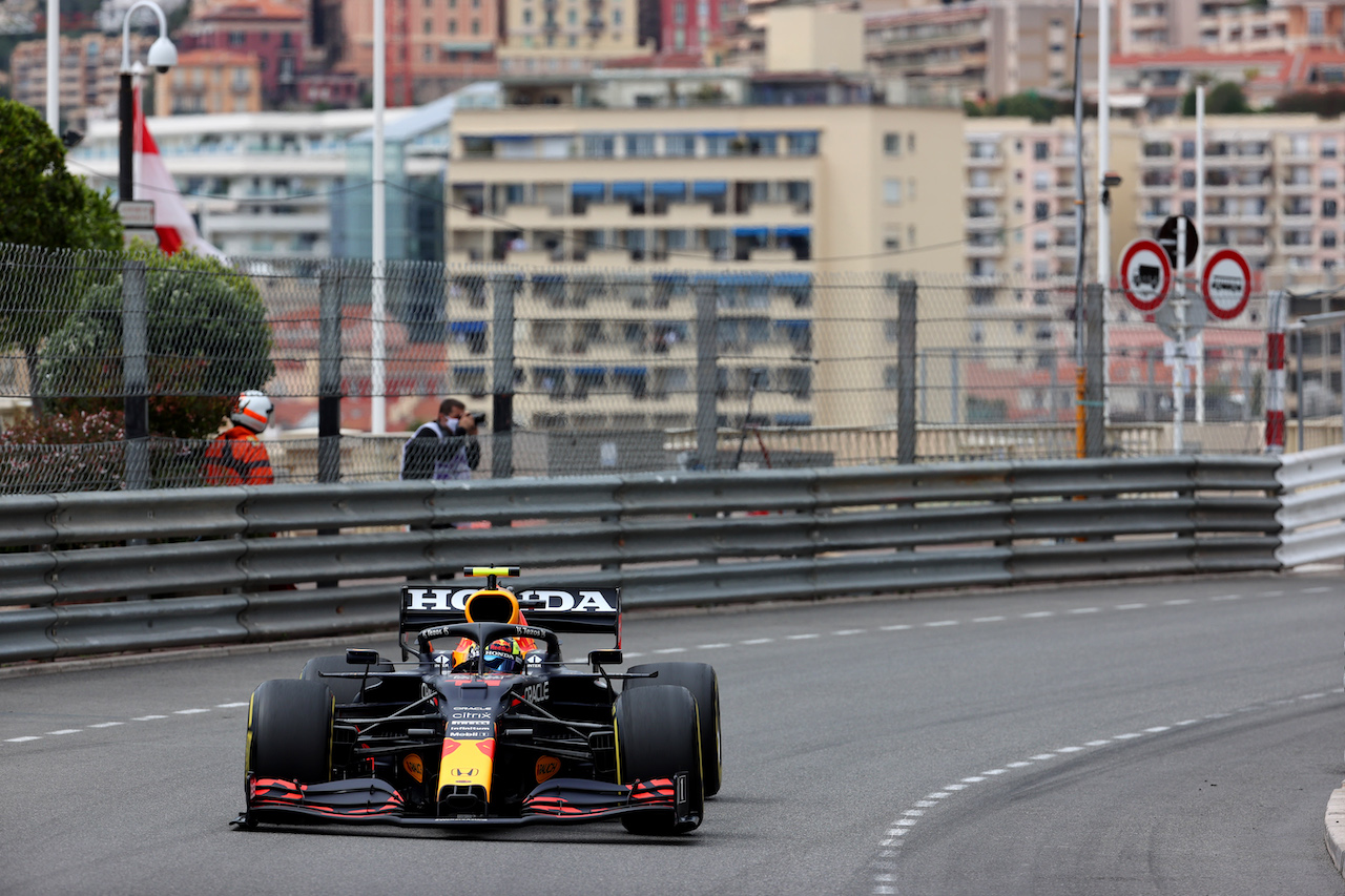 GP MONACO, Sergio Perez (MEX) Red Bull Racing RB16B.
22.05.2021. Formula 1 World Championship, Rd 5, Monaco Grand Prix, Monte Carlo, Monaco, Qualifiche Day.
- www.xpbimages.com, EMail: requests@xpbimages.com © Copyright: Batchelor / XPB Images