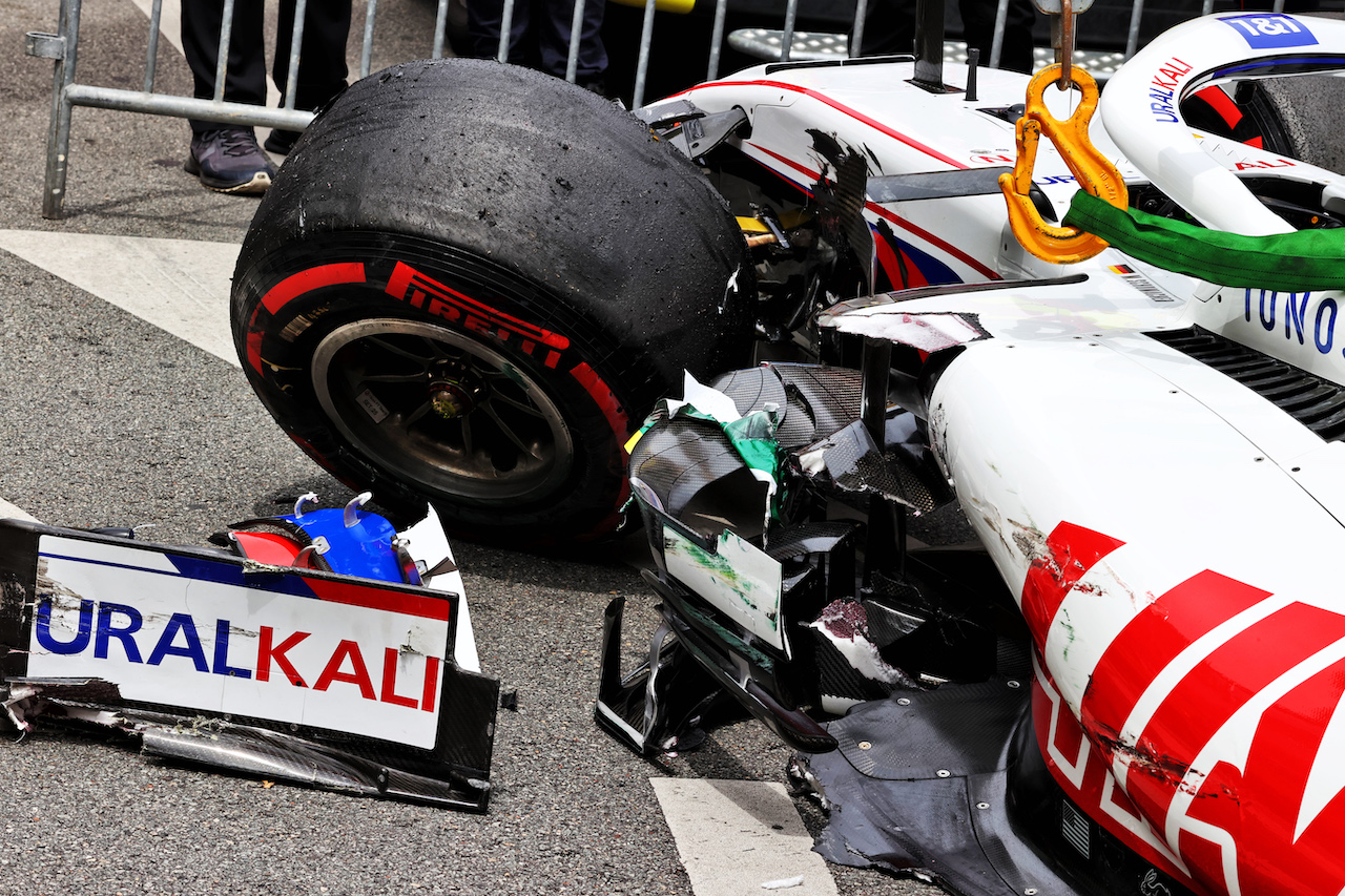 GP MONACO, The damaged Haas VF-21 of Mick Schumacher (GER) Haas F1 Team.
22.05.2021. Formula 1 World Championship, Rd 5, Monaco Grand Prix, Monte Carlo, Monaco, Qualifiche Day.
- www.xpbimages.com, EMail: requests@xpbimages.com © Copyright: Moy / XPB Images