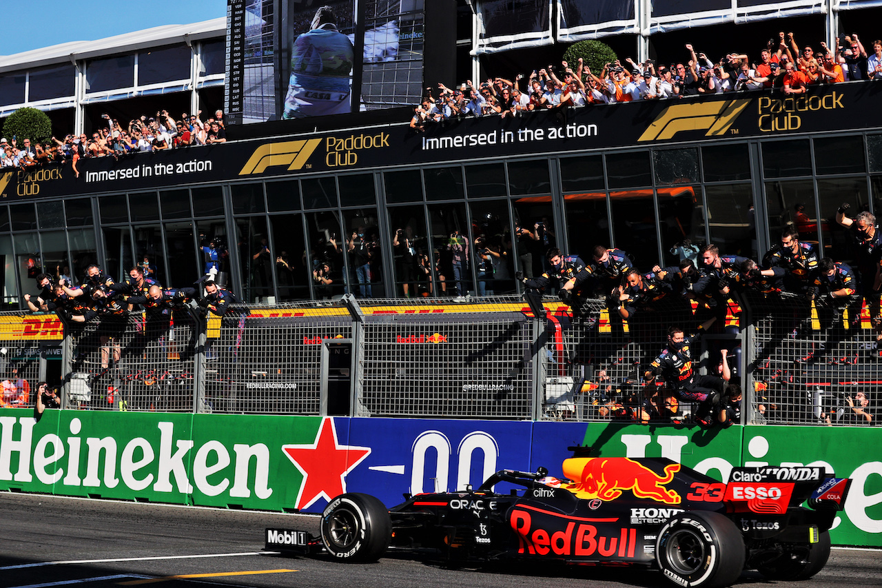 GP OLANDA, Gara winner Max Verstappen (NLD) Red Bull Racing RB16B celebrates as he passes the team at the end of the race.
05.09.2021. Formula 1 World Championship, Rd 13, Dutch Grand Prix, Zandvoort, Netherlands, Gara Day.
- www.xpbimages.com, EMail: requests@xpbimages.com © Copyright: Batchelor / XPB Images