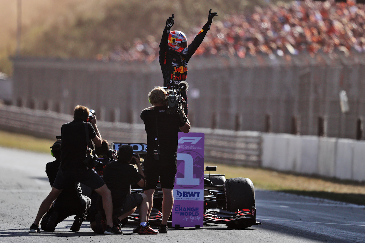 GP OLANDA, Gara winner Max Verstappen (NLD) Red Bull Racing RB16B celebrates in parc ferme.
05.09.2021. Formula 1 World Championship, Rd 13, Dutch Grand Prix, Zandvoort, Netherlands, Gara Day.
- www.xpbimages.com, EMail: requests@xpbimages.com © Copyright: Moy / XPB Images