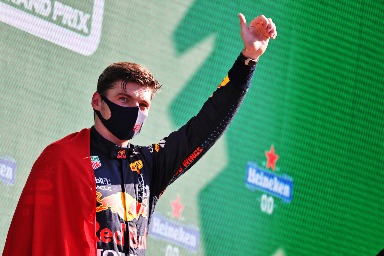 GP OLANDA, Gara winner Max Verstappen (NLD) Red Bull Racing celebrates on the podium.
05.09.2021. Formula 1 World Championship, Rd 13, Dutch Grand Prix, Zandvoort, Netherlands, Gara Day.
- www.xpbimages.com, EMail: requests@xpbimages.com © Copyright: Moy / XPB Images